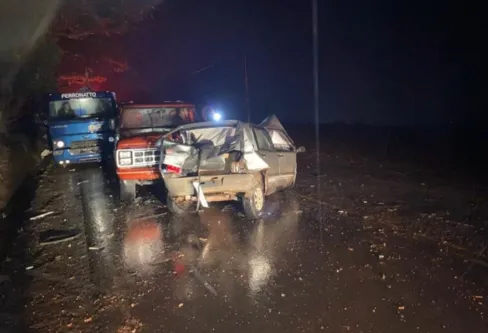 Imagem descritiva da notícia Acidente com cinco veículos deixa dois mortos na PR-082