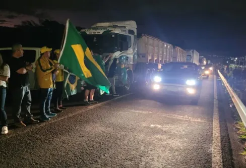 Imagem descritiva da notícia Bolsonaristas bloqueiam rodovias na região em protesto à vitória de Lula