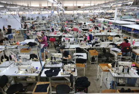 Imagem descritiva da notícia Trabalhadores da indústria do vestuário terão reajuste de 10%