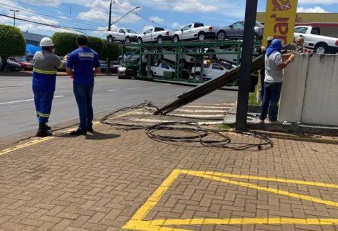 Imagem descritiva da notícia Caminhão enrosca em cabos e derruba postes