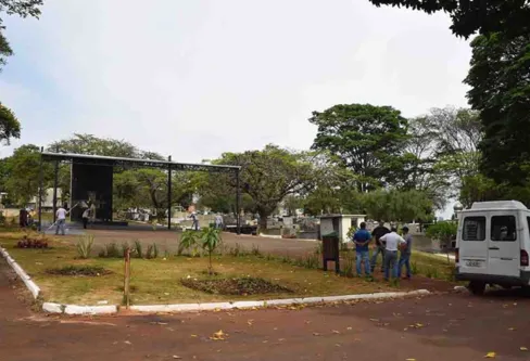 Imagem descritiva da notícia Prefeitura de Ivaiporã prepara cemitério para Dia de Finados