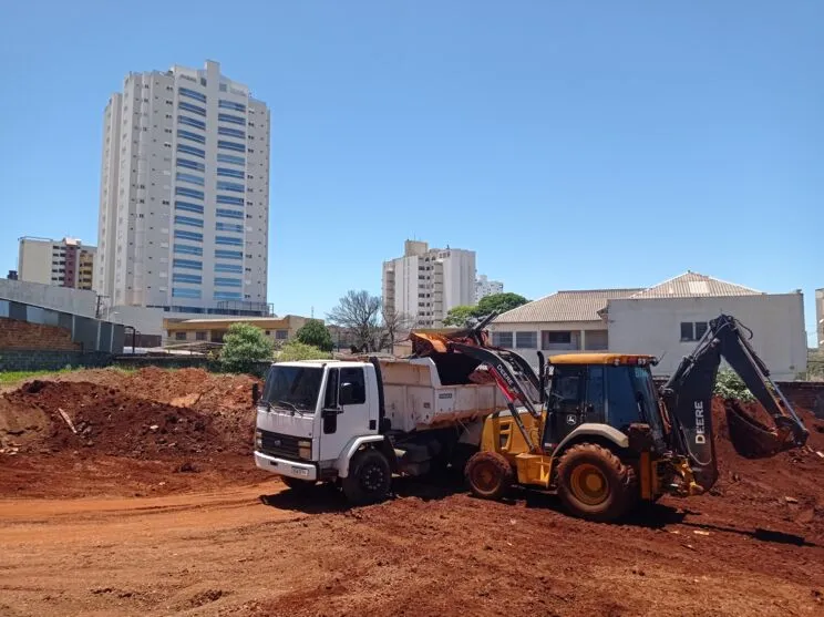 Ao mesmo tempo, uma segunda etapa se iniciou, nesta quinta-feira (17), com uma terraplenagem inicial
