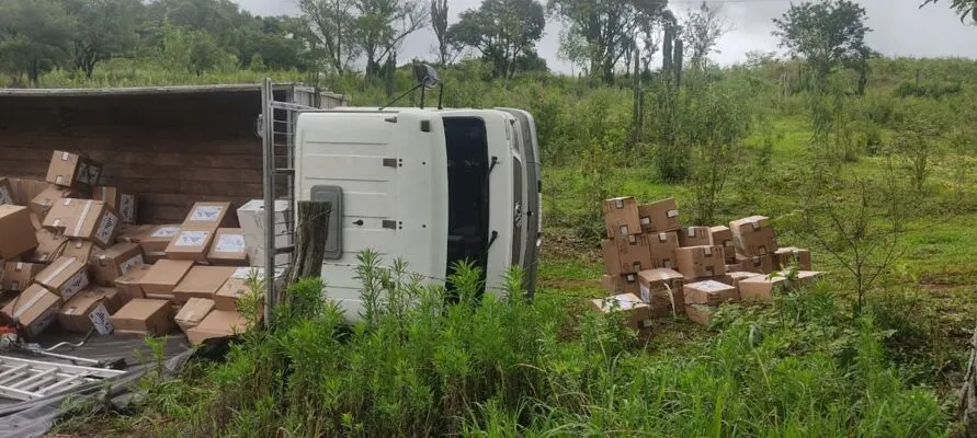 Caminhão tombou na região do São Domingos nesta manhã