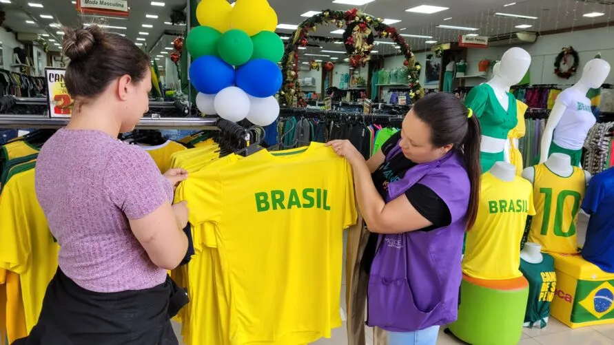 Comércio de Apucarana movimentado no dia que antecede a estreia do Brasil