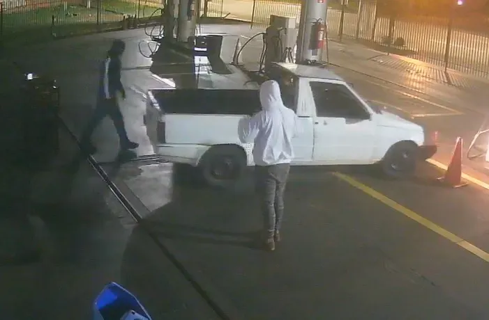 De ré, o motorista invade o comércio, os parceiros correm e furtam mercadorias