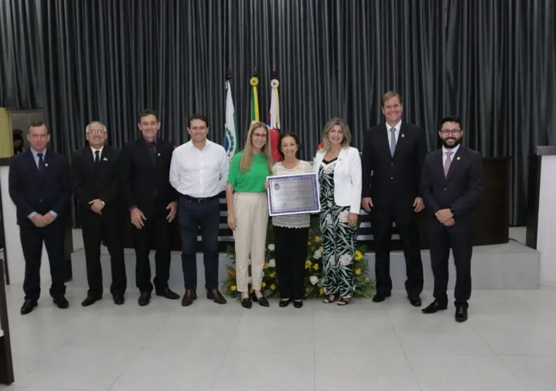 Professora Maria Agar ao lado dos vereadores e do prefeito Júnior da Femac