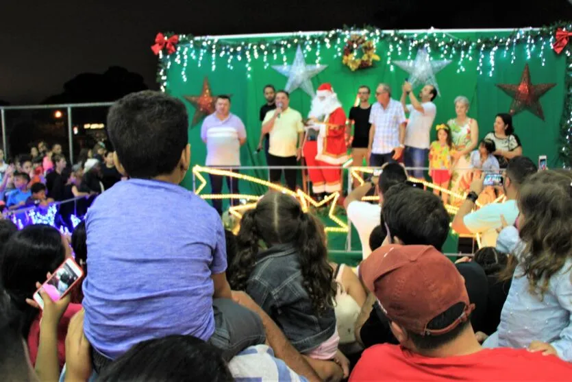 a Caravana do Papai Noel percorreu a Avenida Arapongas – saindo próximo ao posto Trabuco, seguindo até a Estação Cultural Milene