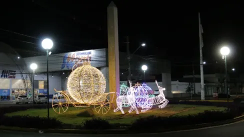 Imagem descritiva da notícia Iluminação natalina é acionada
e chama atenção em Apucarana