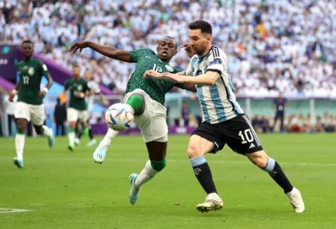 Imagem descritiva da notícia Argentina joga permanência na Copa contra o México