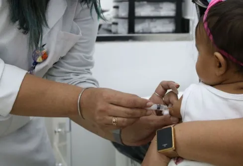 Imagem descritiva da notícia Arapongas vacina bebês
de 6 meses contra covid-19
