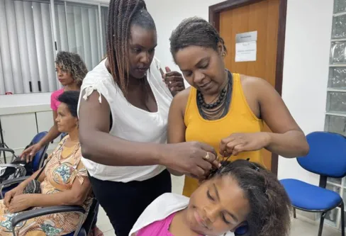 Imagem descritiva da notícia Curso para cabelo afro empodera
mulheres pretas em Apucarana