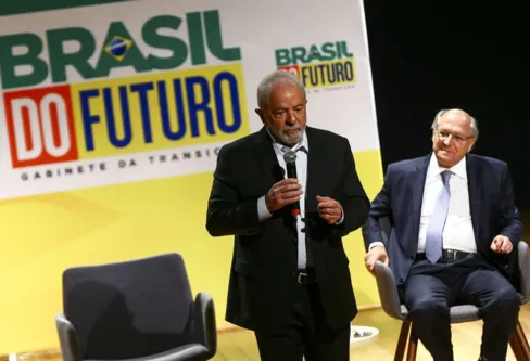 Imagem descritiva da notícia Lula critica teto de gastos e mercado 
reage com alta do dólar e queda da bolsa