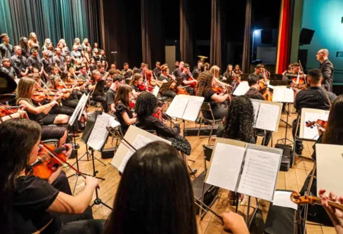 Imagem descritiva da notícia Orquestra e Coro Municipal de Apucarana estreiam no Fênix