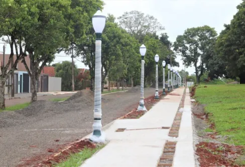 Imagem descritiva da notícia Prefeitura instala postes republicanos em avenida de Aricanduva