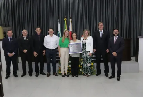 Imagem descritiva da notícia Secretária Maria Agar recebe da Câmara título de Cidadã Honorária de Apucarana