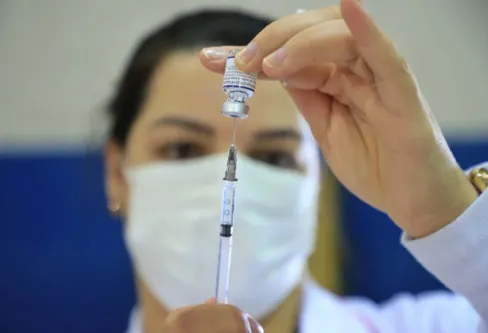 Imagem descritiva da notícia Redução de vacinas contra covid aplicadas chega a 95% em um ano