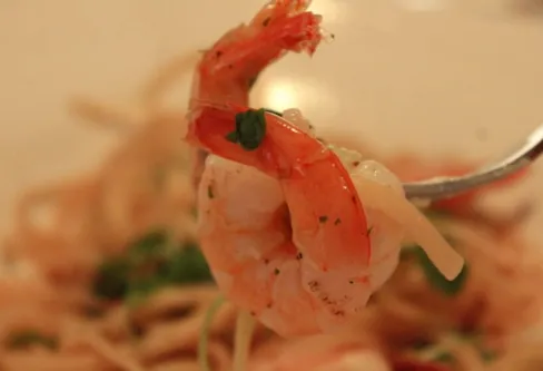 Imagem descritiva da notícia Massa com sabor de mar: inove com macarrão ao molho branco e camarões