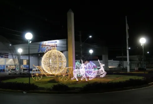 Imagem descritiva da notícia Iluminação natalina é acionada
e chama atenção em Apucarana