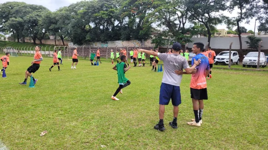 Imagem descritiva da notícia Através do futebol, projeto social tira jovens das ruas