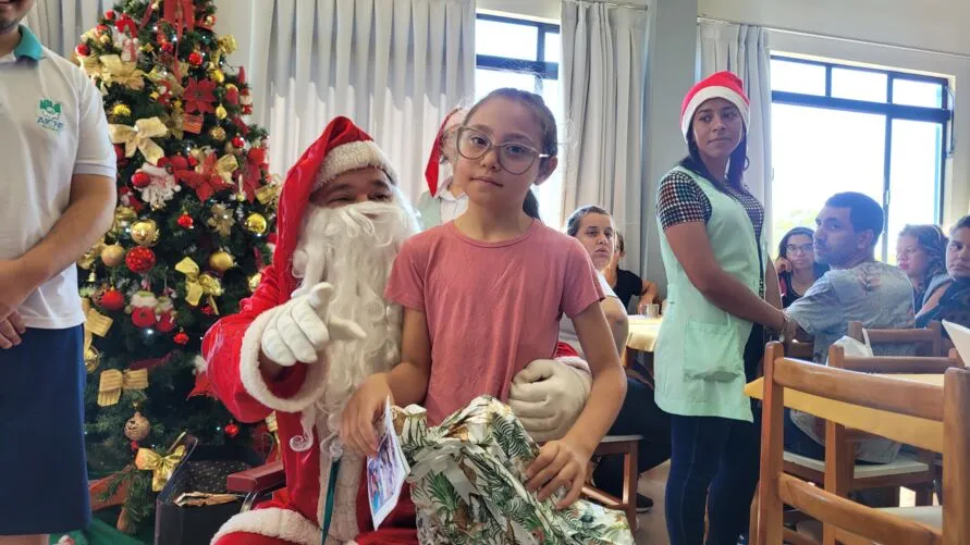 Imagem descritiva da notícia Festa de Natal da Apae leva presentes para 450 alunos