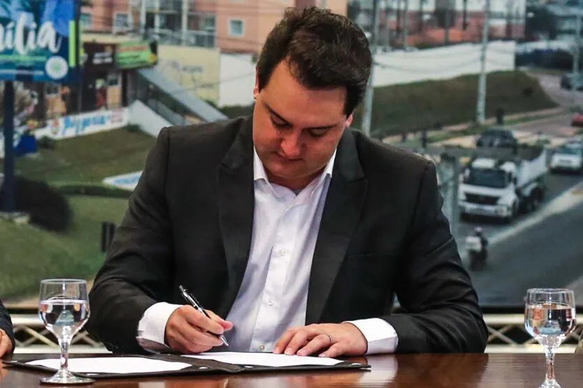 Governador Carlos Massa Ratinho Junior assina liberação de recursos para pavimentação de vias urbanas de Colombo - Curitiba, 04/07/2019 -  Foto: Geraldo Bubniak/ANPr