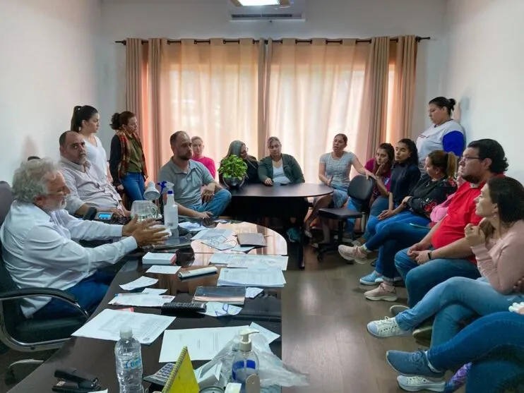 Grupo de professores e dirigentes a APP-Sindicato com o prefeito Paulinho Moisés
