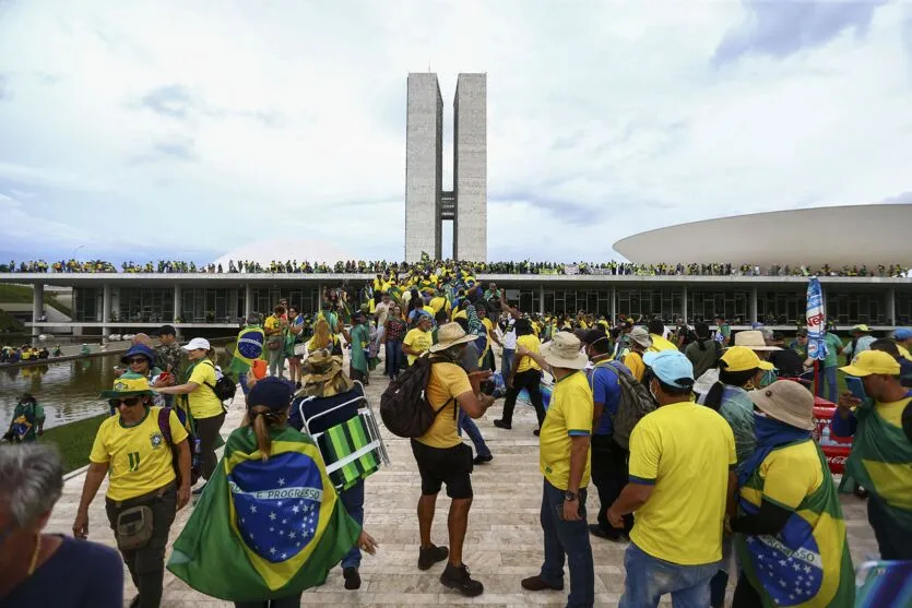 Manifestantes invadem Congresso, STF e Palácio do Planalto.
