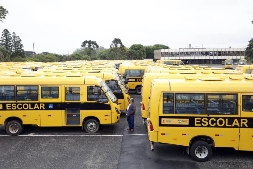O governador Carlos Massa Ratinho Junior entregou nesta segunda-feira (19) 128 ônibus escolares para apoio às escolas paranaenses. Foram investidos R$ 45,4 milhões para a aquisição dos veículos, com recursos do Governo do Estado e de emendas parlamentares destinados através do Fundo Nacional de Desenvolvimento Educacional (FNDE).