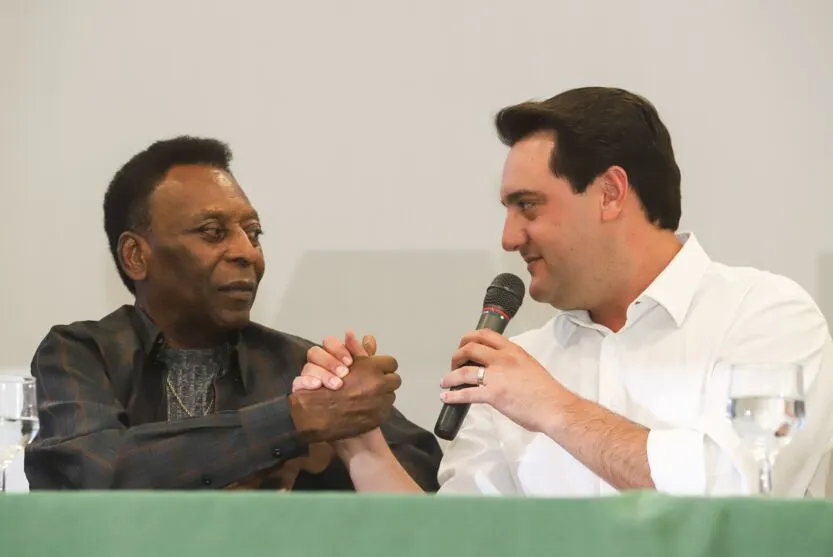 O governador Carlos Massa Ratinho Junior recebeu nesta quarta-feira (13), no Palácio Iguaçu, o campeão mundial de futebol Pelé. No evento, que contou com a presença de estudantes, atletas e ex-atletas, foram lançados a campanha Imposto Amigo do Esporte, do Governo do Estado, e o programa Esportivo Lúdico Educacional, de iniciativa de Pelé.  -  Curitiba, 13/03/2019  -  Foto: Rodrigo Félix Leal/ANPr