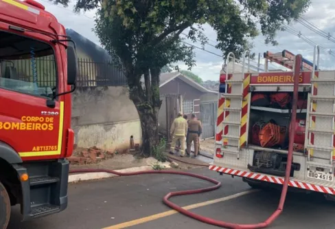 Imagem descritiva da notícia Moradora é presa suspeita de atear fogo na própria casa