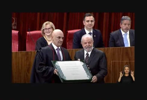 Imagem descritiva da notícia Ao receber diploma de eleito, Lula chora e faz defesa da democracia
