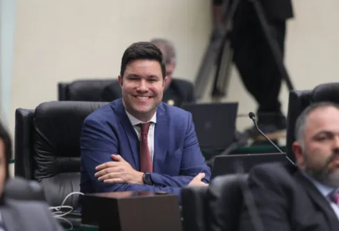 Imagem descritiva da notícia Após ficar fora das eleições, Guto Silva deixa a Assembleia