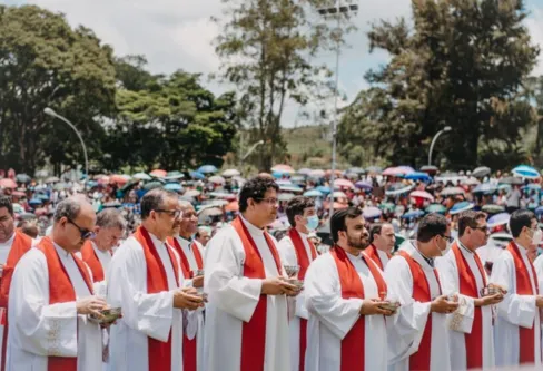 Imagem descritiva da notícia Apucarana confecciona vestes de beatificação