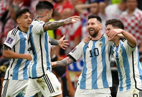 Imagem descritiva da notícia Argentina bate a Croácia e está na decisão da Copa