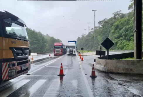 Imagem descritiva da notícia BR-376 é novamente interditada entre PR e SC