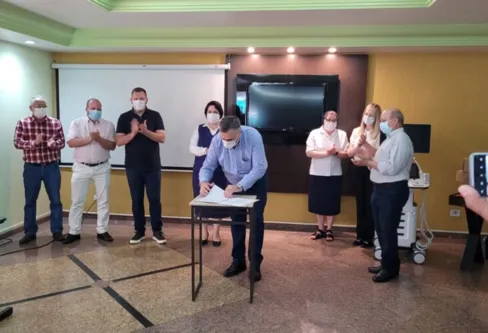 Imagem descritiva da notícia Beto Preto entrega ultrassom e recurso emergencial ao Hospital da Providência
