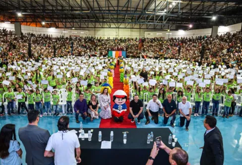 Imagem descritiva da notícia Formatura da rede municipal lota ginásio Lagoão