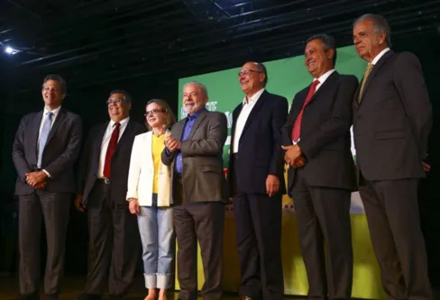 Imagem descritiva da notícia Lula anuncia cinco ministros para compor o novo governo