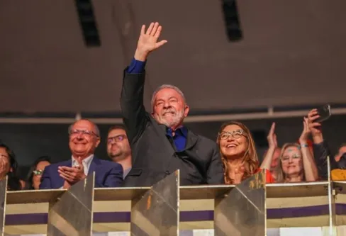 Imagem descritiva da notícia Lula assume terceiro mandato de presidente