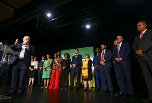 Imagem descritiva da notícia Lula confirma 16 ministros com primeiras mulheres no governo