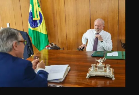 Imagem descritiva da notícia Lula convoca primeira reunião ministerial 
Lula convoca primeira reunião ministerial