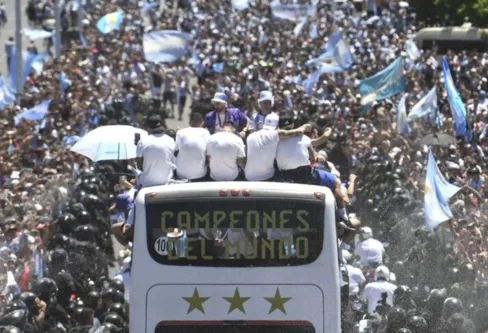 Imagem descritiva da notícia Milhões de torcedores saem às ruas para recepcionar campeões argentinos