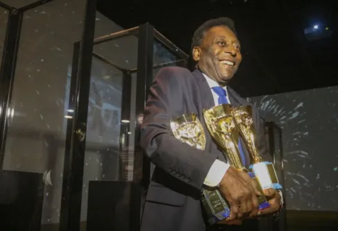 Imagem descritiva da notícia Morre Pelé, o maior jogador da história do futebol, aos 82 anos