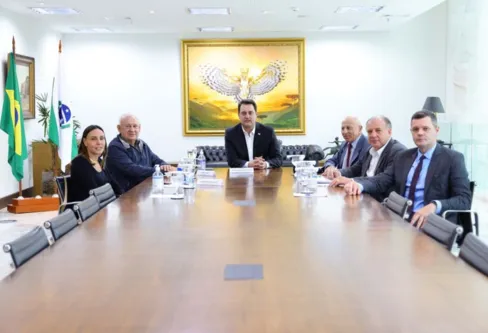 Imagem descritiva da notícia Chefes de poderes do Paraná repudiam ataques