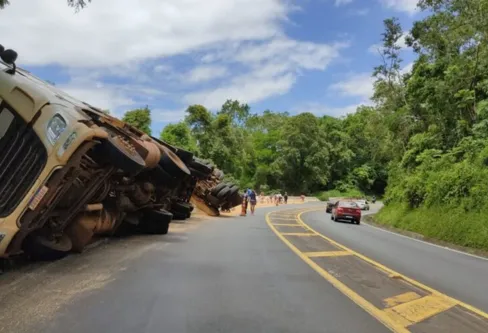 Imagem descritiva da notícia Carreta tomba 
e carga de soja é saqueada na Rodovia do Café