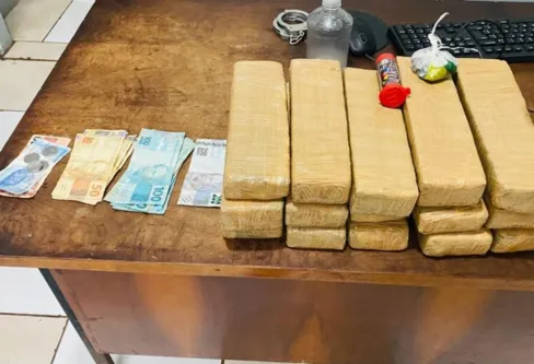 Imagem descritiva da notícia PM apreende 9 kg de maconha com jovem no Distrito do Pirapó