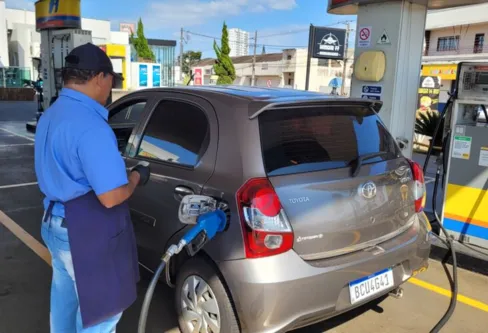 Imagem descritiva da notícia Preço da gasolina volta a ficar acima de R$ 5 em Apucarana