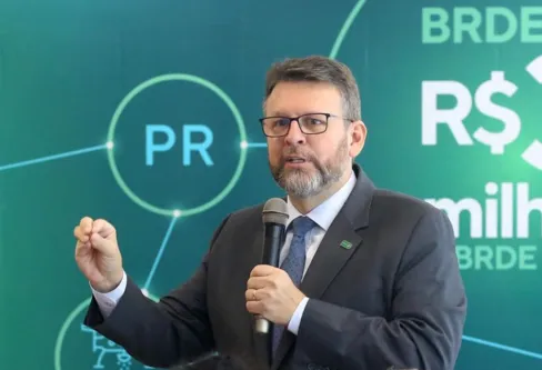 Imagem descritiva da notícia Ratinho Junior mantém diretores de quatro órgãos na nova equipe