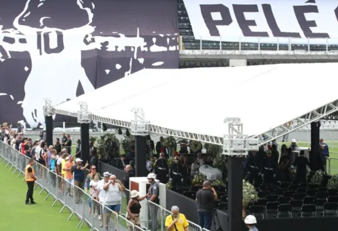 Imagem descritiva da notícia Corpo do Rei Pelé chega à 
Vila Belmiro para velório
