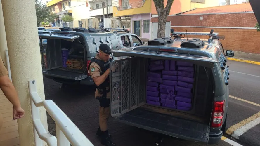 Drogas foram levadas em duas viaturas até cartório da PM